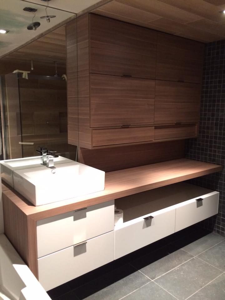 Vanité de salle de bain en bois
